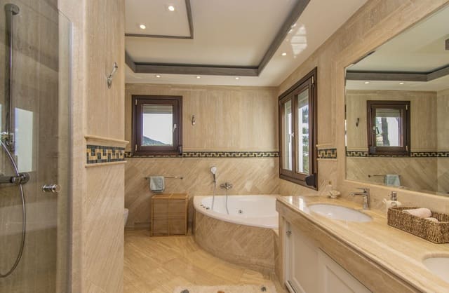 4 soverom Leilighet til salgs i Sierra Blanca, Marbella med garasje - € 3 750 000 (Ref: 8754919)