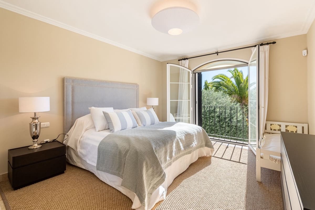 5 bedroom Villa for sale in Nueva Andalucia with garage - € 3,850,000 (Ref: 8754922)