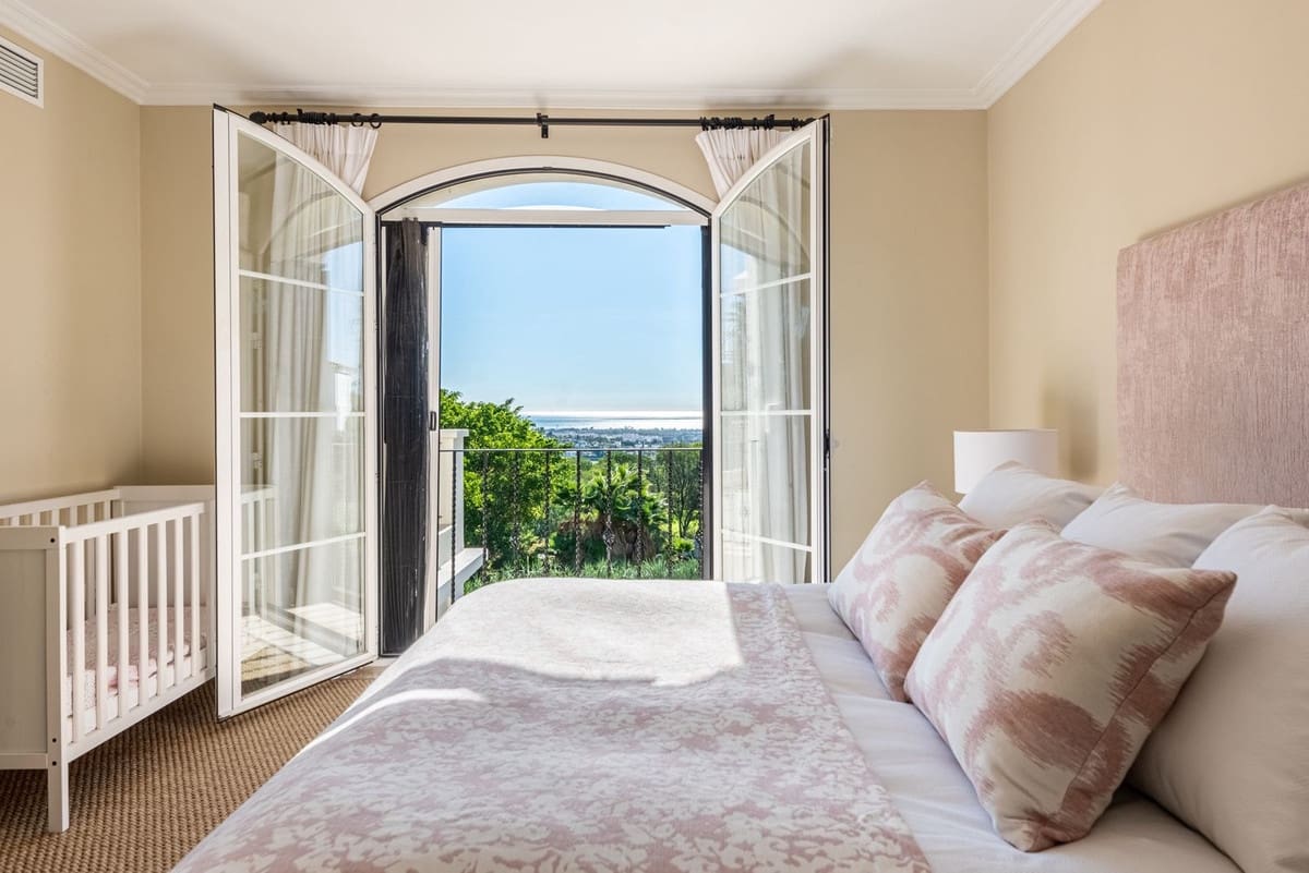 5 bedroom Villa for sale in Nueva Andalucia with garage - € 3,850,000 (Ref: 8754922)