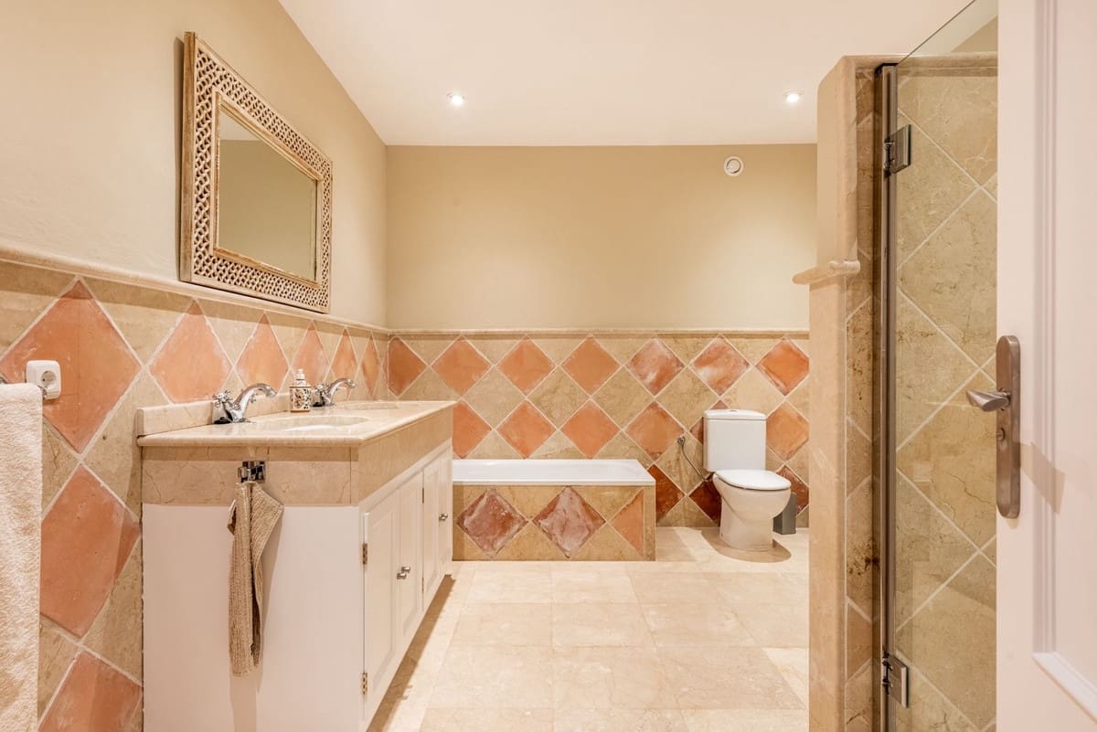 5 bedroom Villa for sale in Nueva Andalucia with garage - € 3,850,000 (Ref: 8754922)