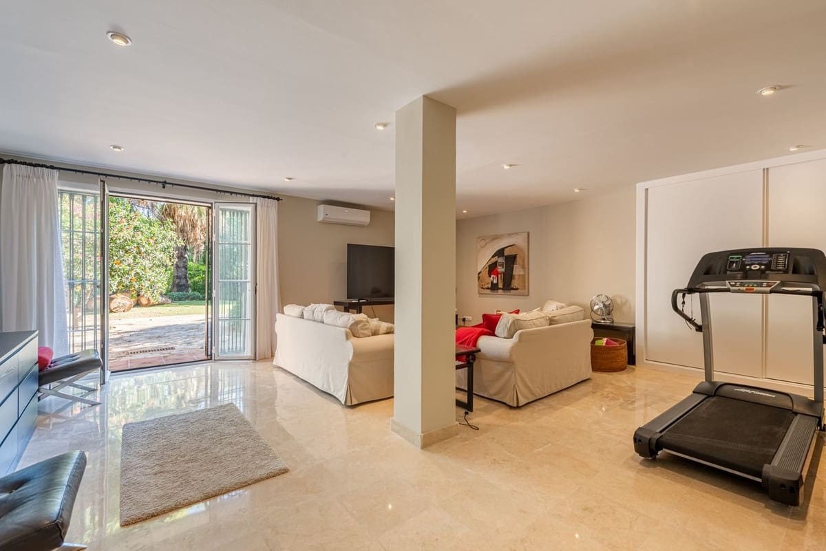 5 bedroom Villa for sale in Nueva Andalucia with garage - € 3,850,000 (Ref: 8754922)