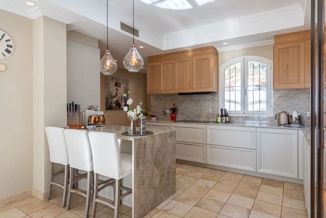 5 bedroom Villa for sale in Nueva Andalucia, Marbella with garage - € 3,850,000 (Ref: 8754922)