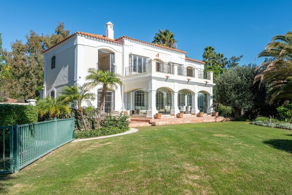 5 bedroom Villa for sale in Nueva Andalucia with garage - € 3,850,000 (Ref: 8754922)