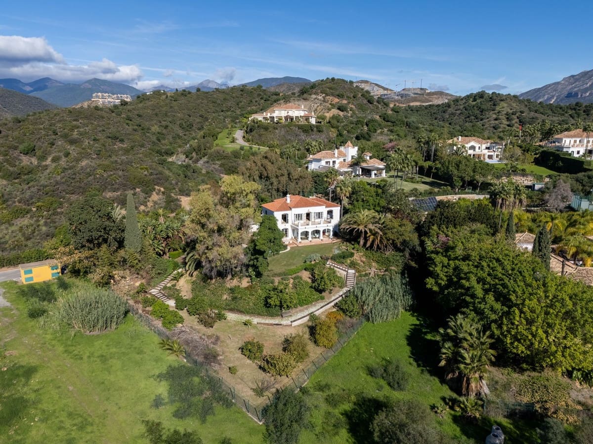 5 bedroom Villa for sale in Nueva Andalucia with garage - € 3,850,000 (Ref: 8754922)