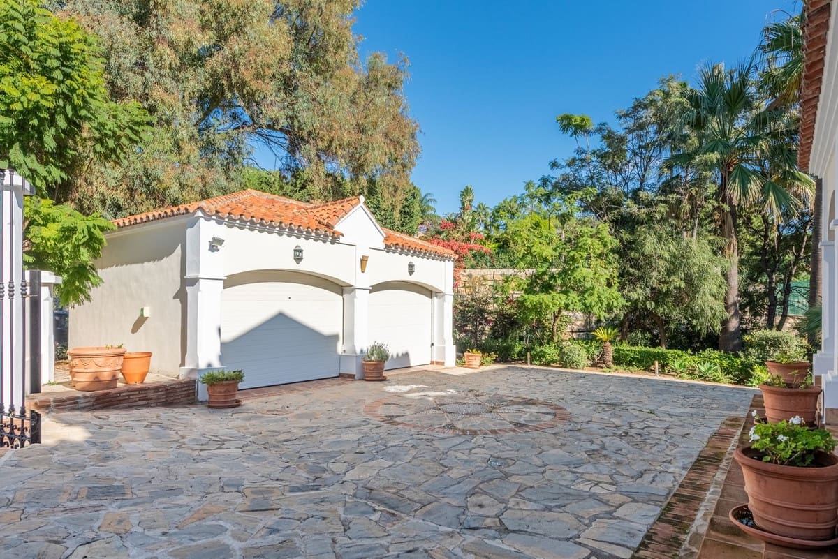 5 bedroom Villa for sale in Nueva Andalucia with garage - € 3,850,000 (Ref: 8754922)