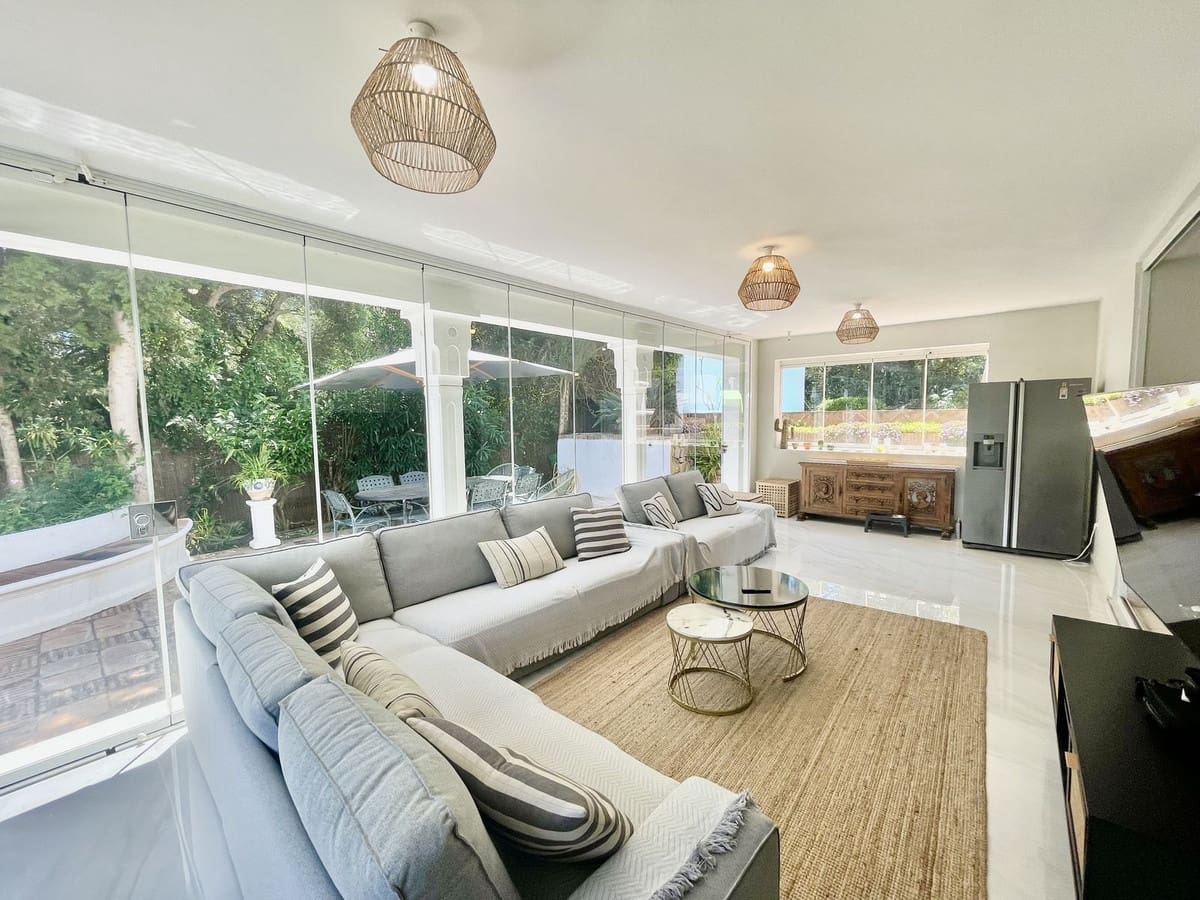 5 bedroom Villa for sale in Sotogrande with garage - € 1,600,000 (Ref: 8779076)