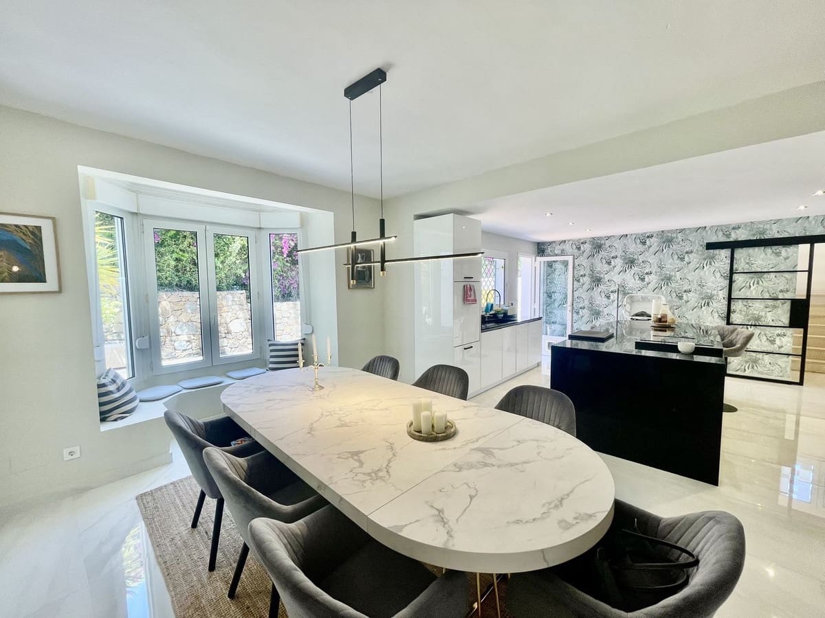 5 bedroom Villa for sale in Sotogrande with garage - € 1,600,000 (Ref: 8779076)