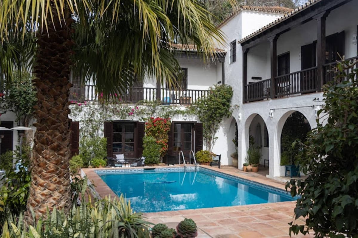 9 bedroom Villa for sale in Estepona - € 2,900,000 (Ref: 8809185)