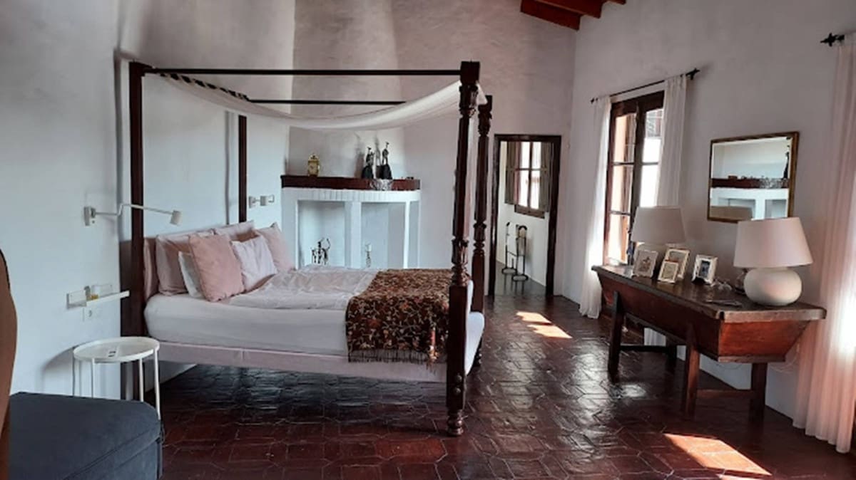 9 bedroom Villa for sale in Estepona - € 2,900,000 (Ref: 8809185)