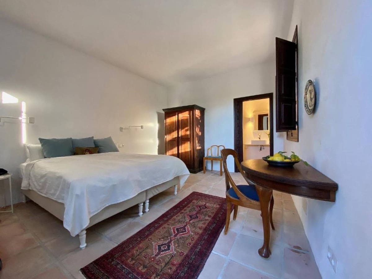 9 bedroom Villa for sale in Estepona - € 2,900,000 (Ref: 8809185)