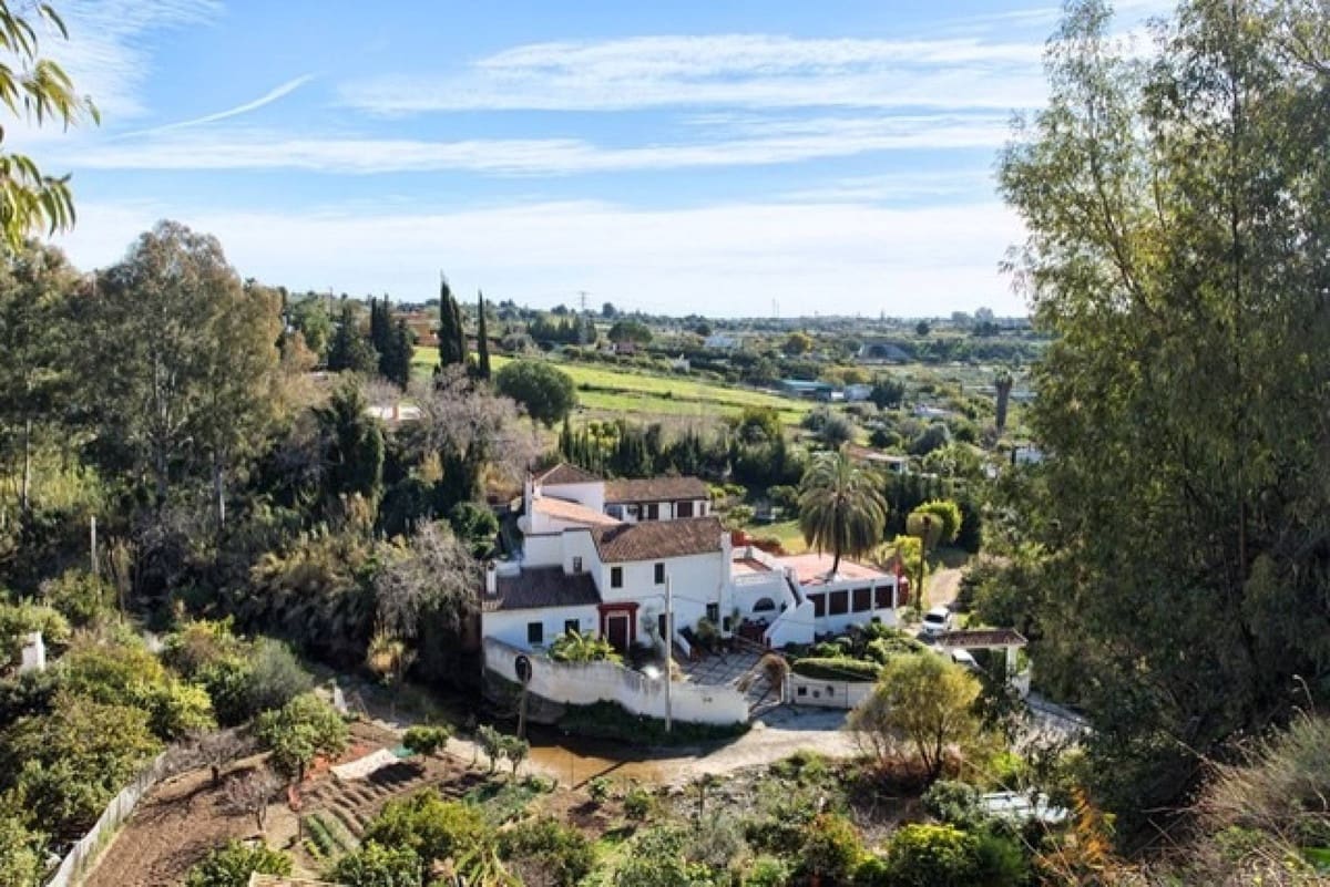 9 bedroom Villa for sale in Estepona - € 2,900,000 (Ref: 8809185)