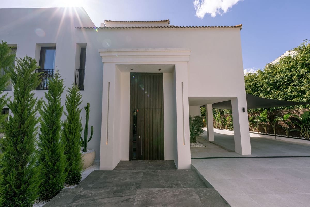 5 bedroom Villa for sale in Nueva Andalucia - € 4,290,000 (Ref: 8809200)