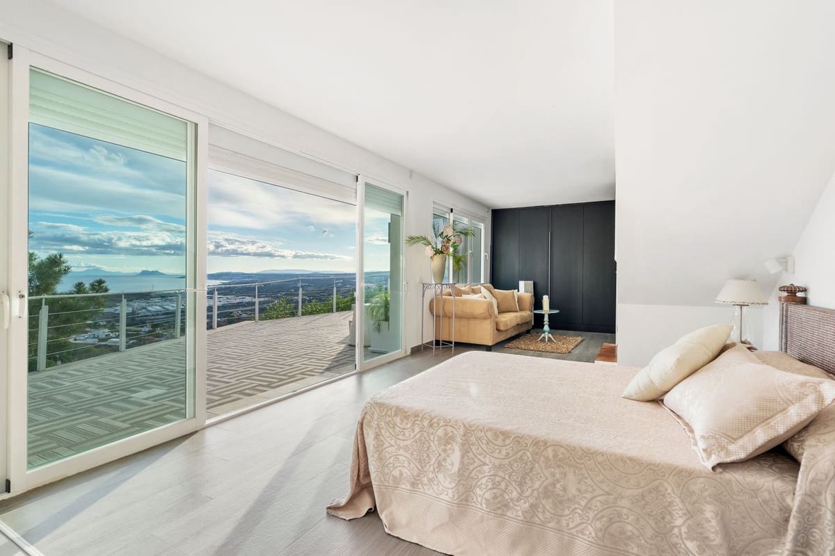 Chalet de 7 habitaciones en Estepona en venta - 3.990.000 € (Ref: 8826901)