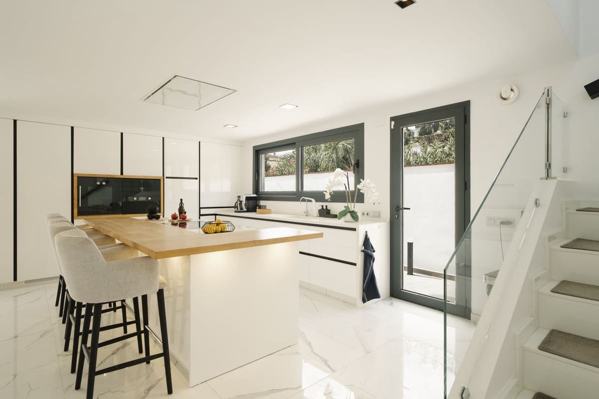 4 slaapkamer Villa te koop in Nueva Andalucia - € 2.395.000 (Ref: 8836192)