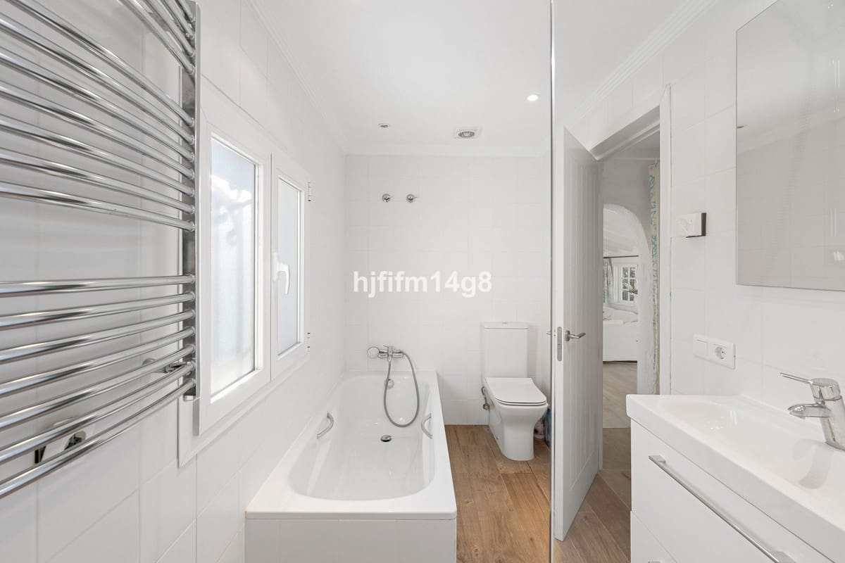 4 bedroom Villa for sale in Benahavis - € 1,295,000 (Ref: 8847945)