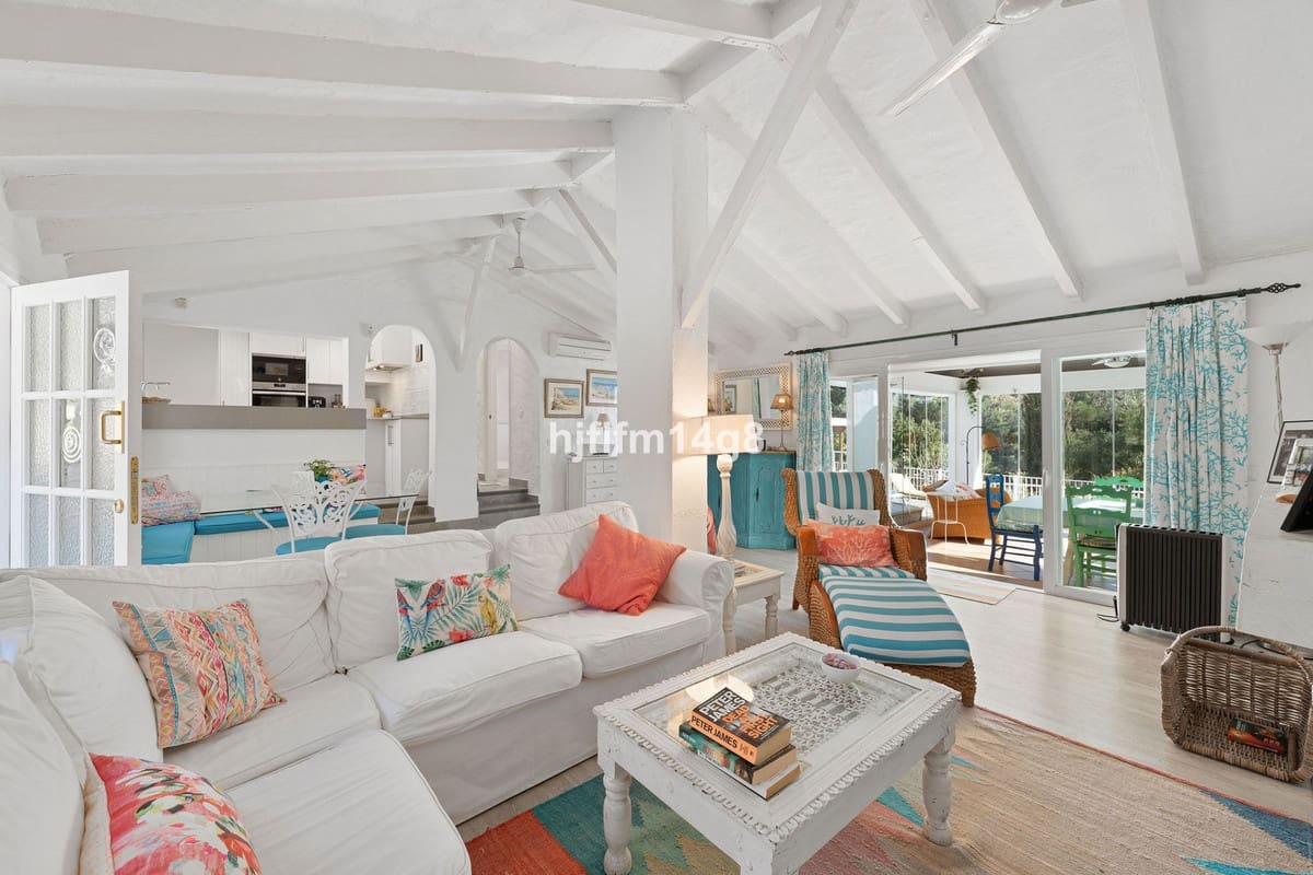 4 bedroom Villa for sale in Benahavis - € 1,295,000 (Ref: 8847945)