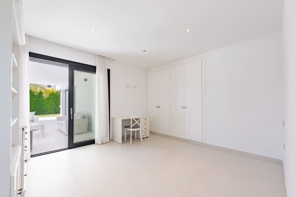 6 makuuhuone Huvila myytävänä paikassa Estepona - 2 195 000 € (Ref: 8866153)