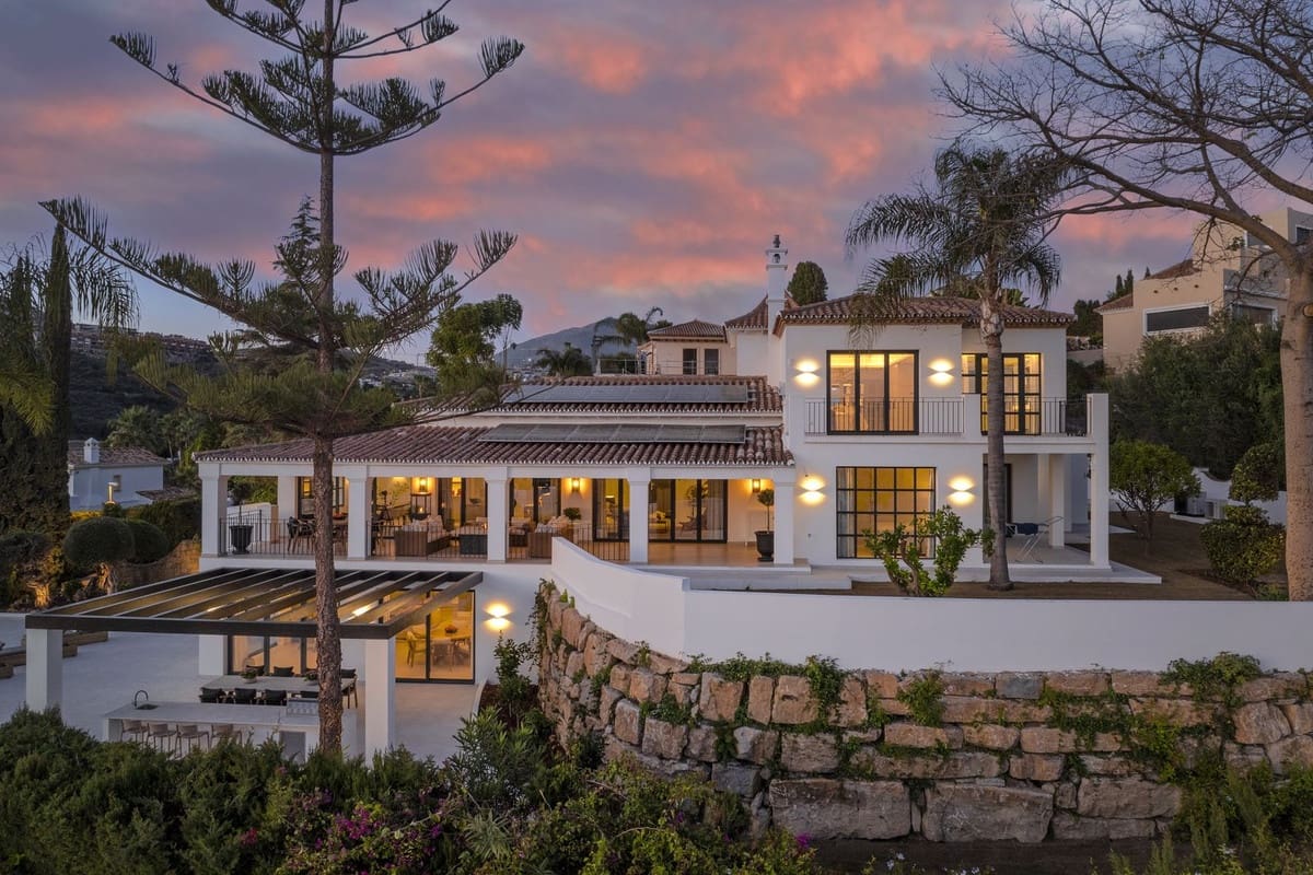 5 bedroom Villa for sale in Benahavis with garage - € 4,975,000 (Ref: 8866154)