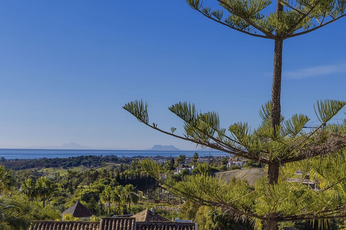 5 bedroom Villa for sale in Benahavis with garage - € 4,975,000 (Ref: 8866154)