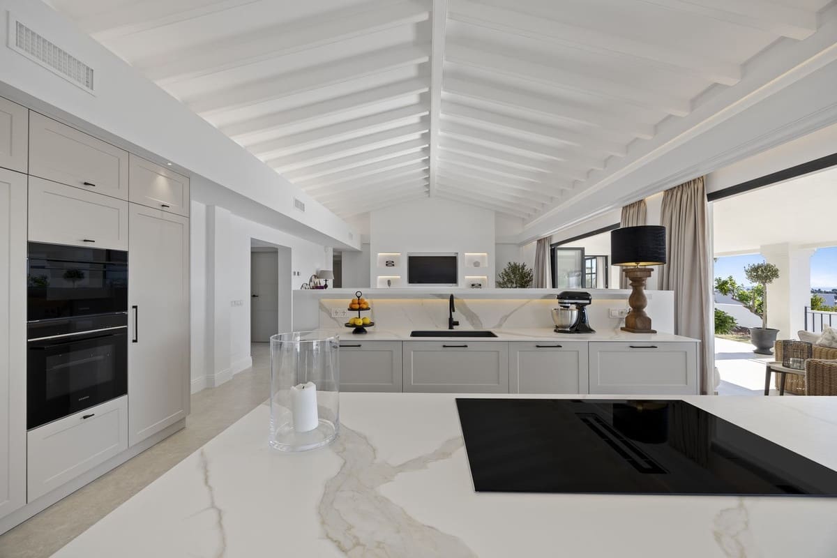 5 bedroom Villa for sale in Benahavis with garage - € 4,975,000 (Ref: 8866154)