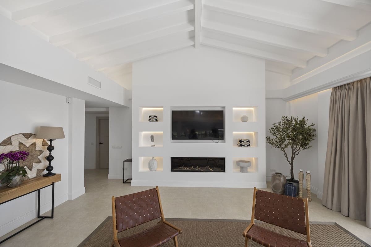 5 bedroom Villa for sale in Benahavis with garage - € 4,975,000 (Ref: 8866154)