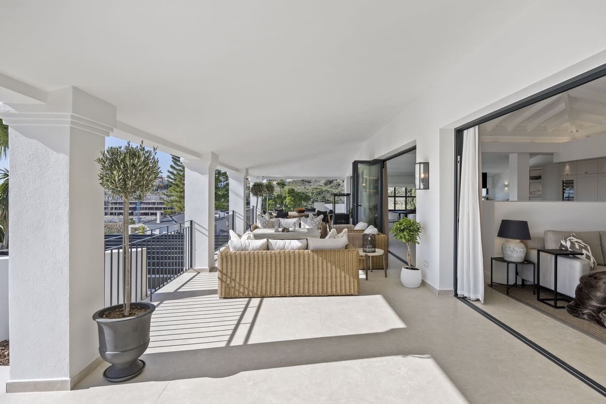 5 bedroom Villa for sale in Benahavis with garage - € 4,975,000 (Ref: 8866154)