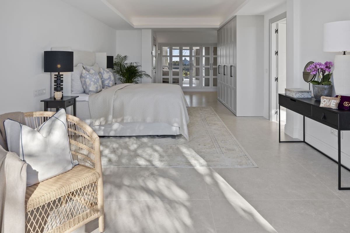 5 bedroom Villa for sale in Benahavis with garage - € 4,975,000 (Ref: 8866154)