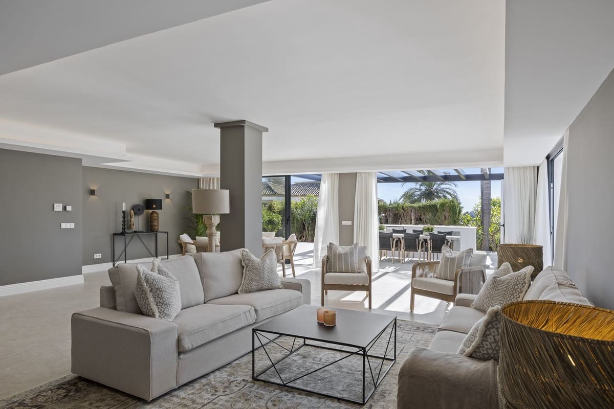 5 bedroom Villa for sale in Benahavis with garage - € 4,975,000 (Ref: 8866154)