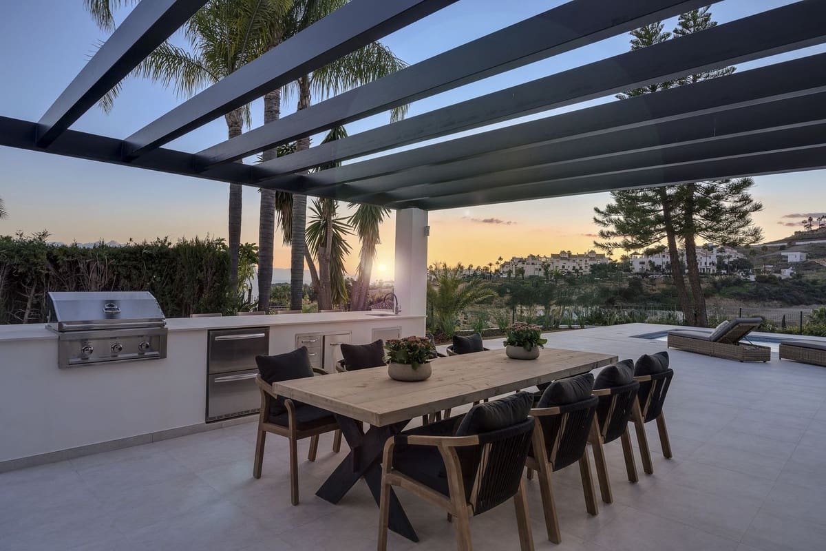 5 bedroom Villa for sale in Benahavis with garage - € 4,975,000 (Ref: 8866154)