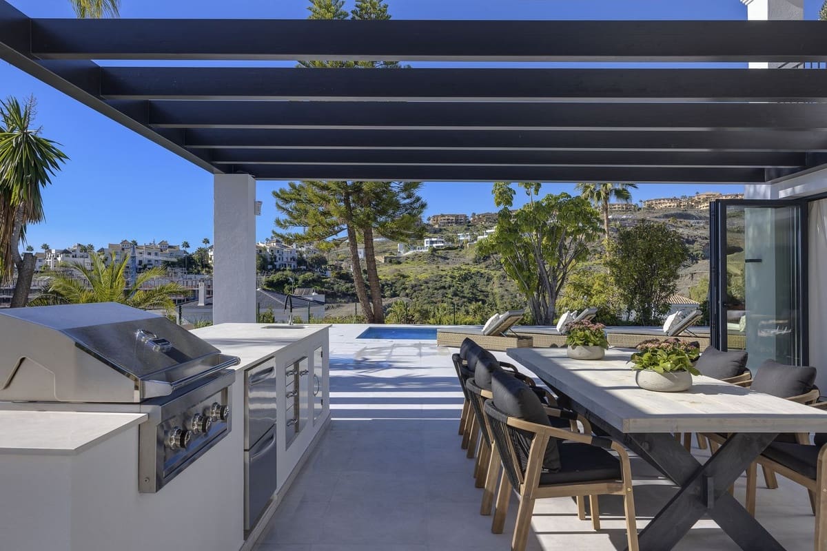 5 bedroom Villa for sale in Benahavis with garage - € 4,975,000 (Ref: 8866154)