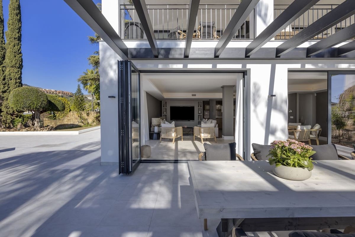 5 bedroom Villa for sale in Benahavis with garage - € 4,975,000 (Ref: 8866154)