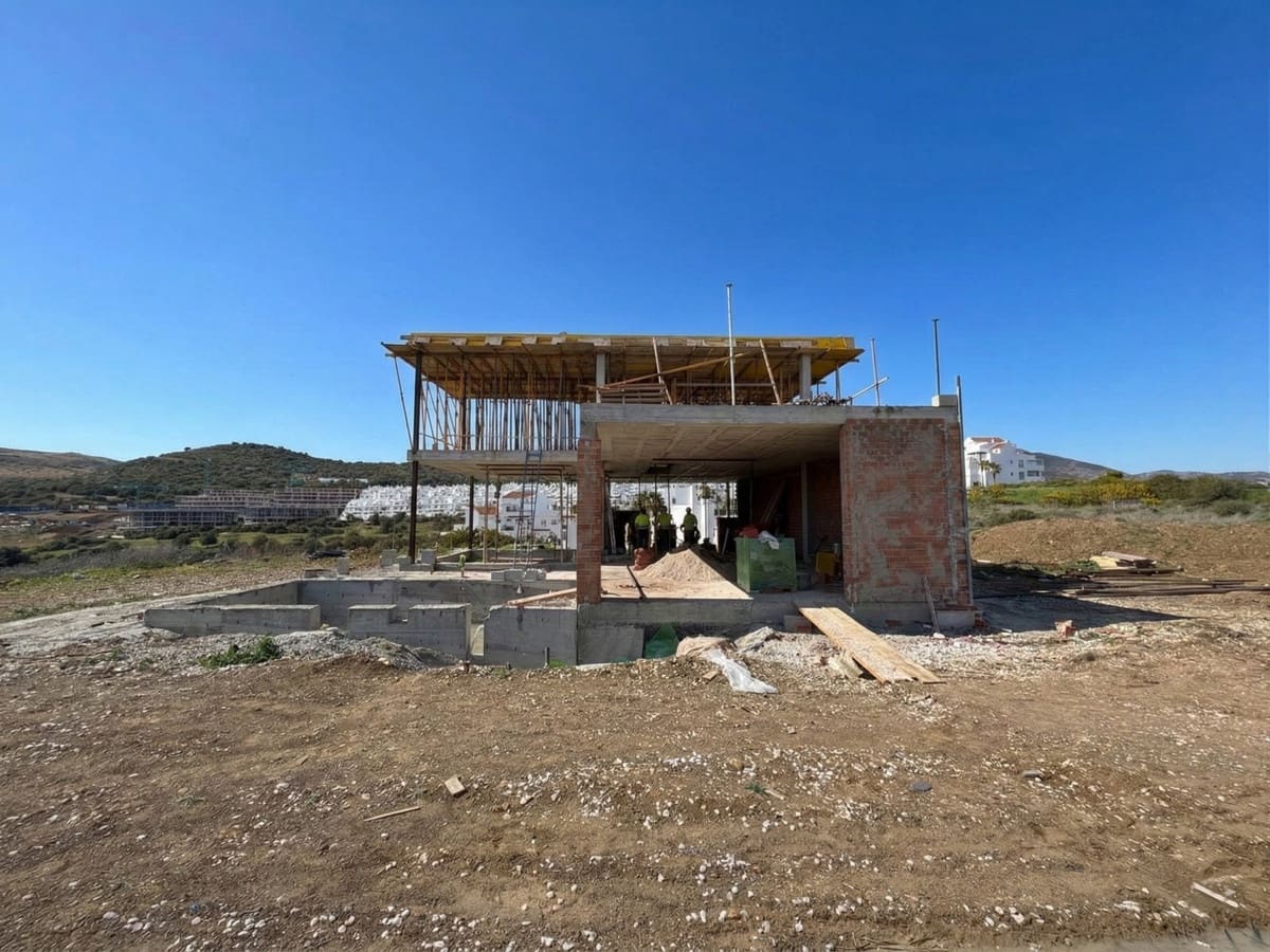 3 bedroom Villa for sale in Estepona with garage - € 1,800,000 (Ref: 8894270)