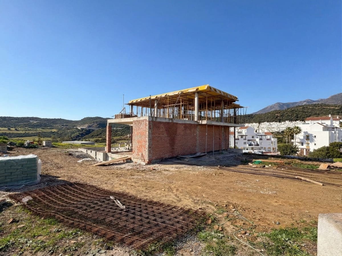 3 bedroom Villa for sale in Estepona with garage - € 1,800,000 (Ref: 8894270)