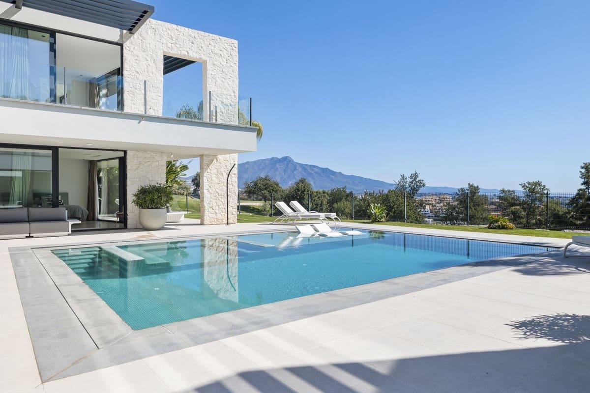5 bedroom Villa for sale in Benahavis with garage - € 4,950,000 (Ref: 8924789)