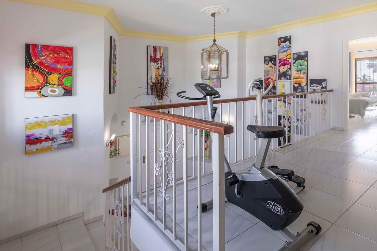 5 sovrum Villa till salu i Estepona med garage - 995 000 € (Ref: 8941861)