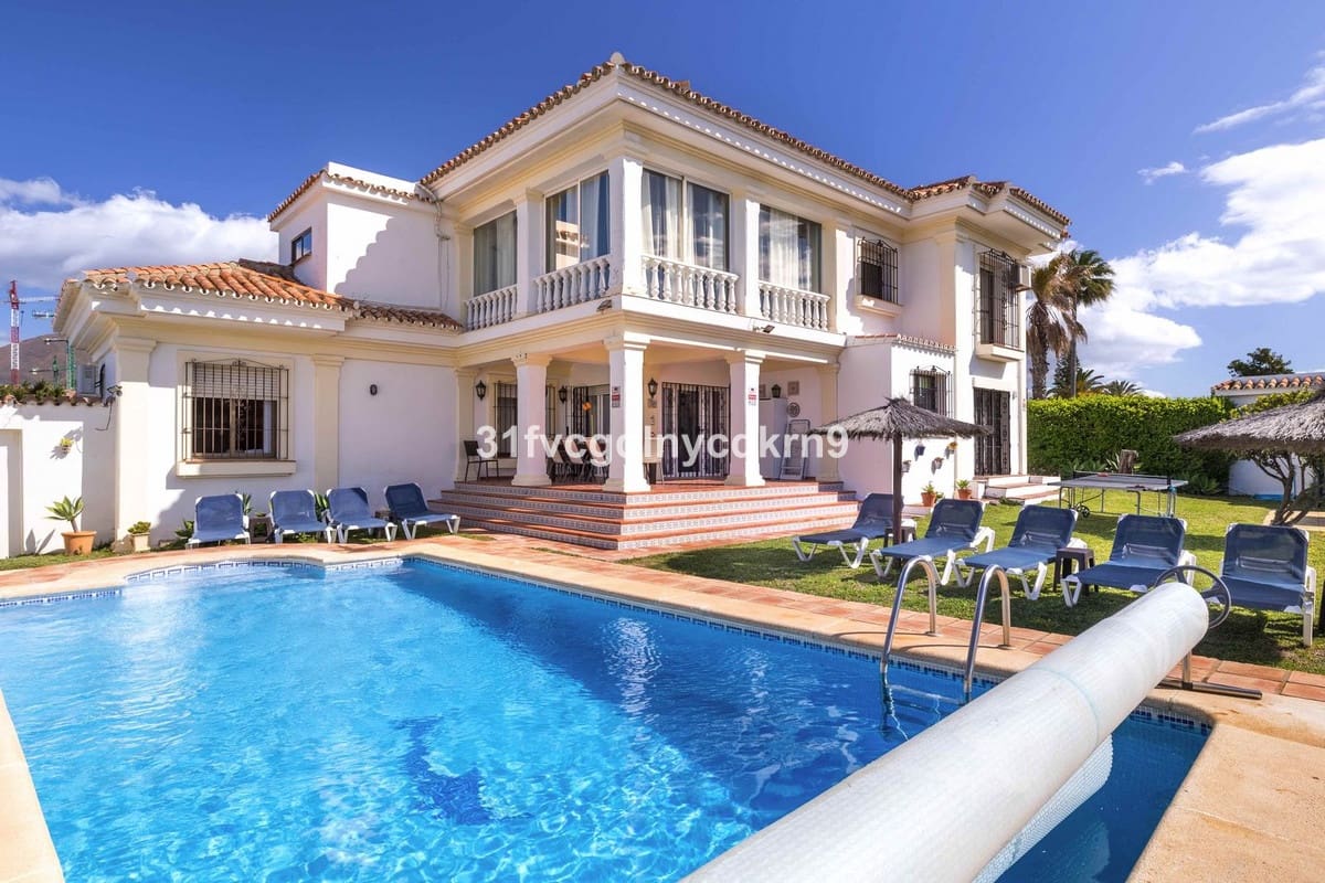 5 sovrum Villa till salu i Estepona med garage - 995 000 € (Ref: 8941861)