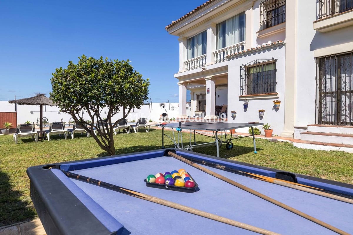 5 sovrum Villa till salu i Estepona med garage - 995 000 € (Ref: 8941861)