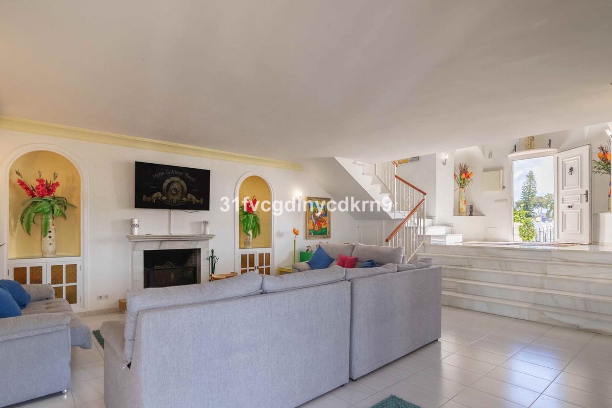 5 makuuhuone Huvila myytävänä paikassa Estepona mukana 
autotalli - 995 000 € (Ref: 8941861)