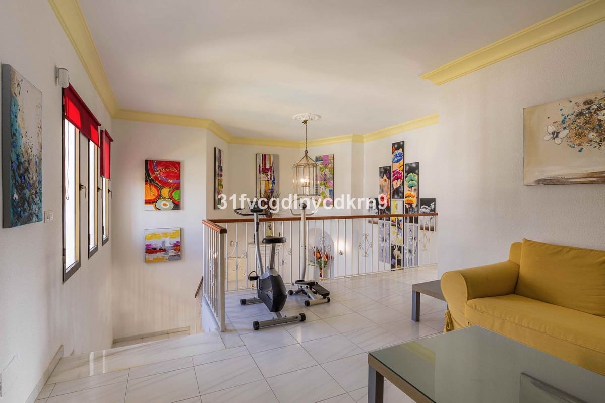 5 makuuhuone Huvila myytävänä paikassa Estepona mukana 
autotalli - 995 000 € (Ref: 8941861)