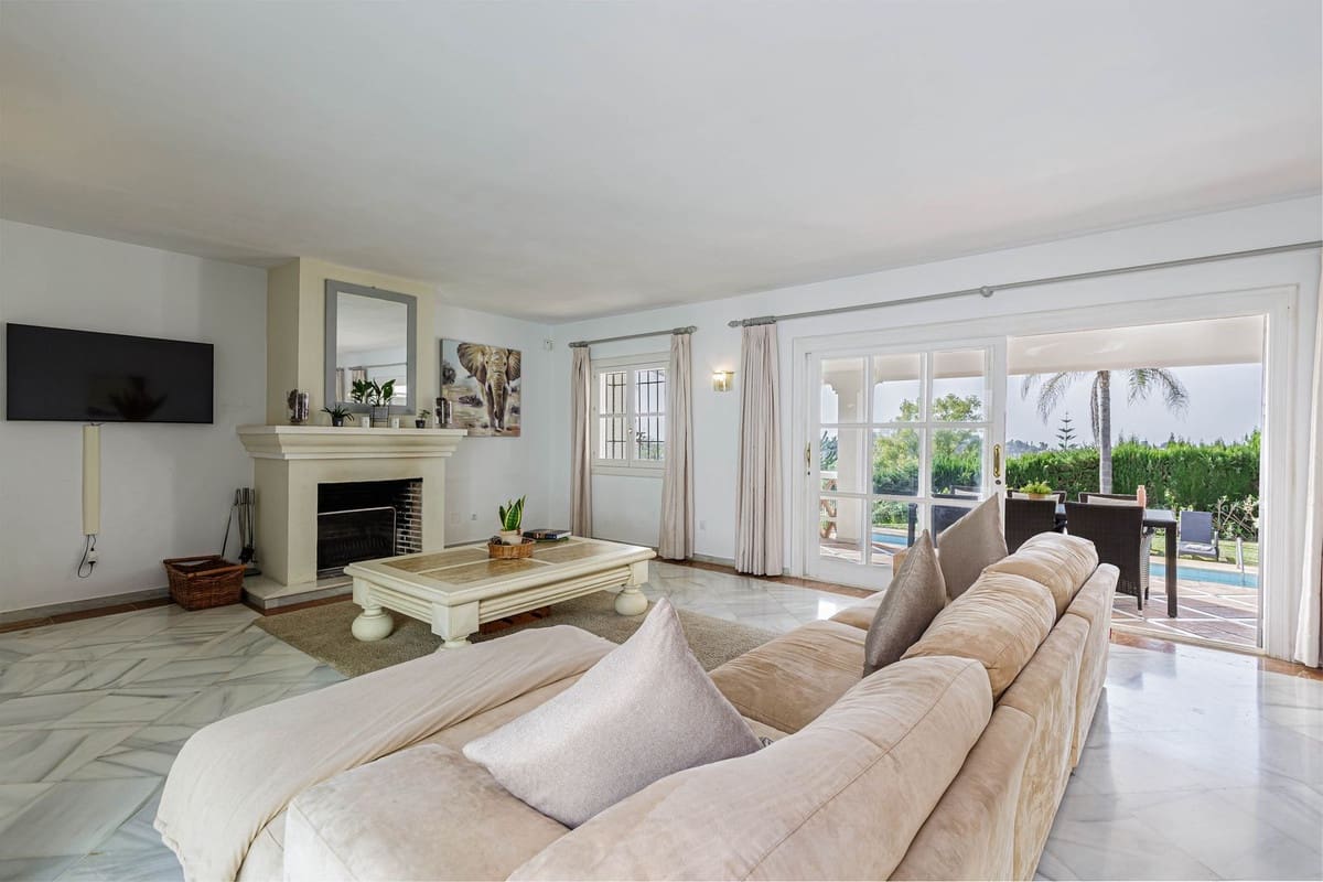 5 bedroom Villa for sale in Benahavis with garage - € 1,750,000 (Ref: 8956116)