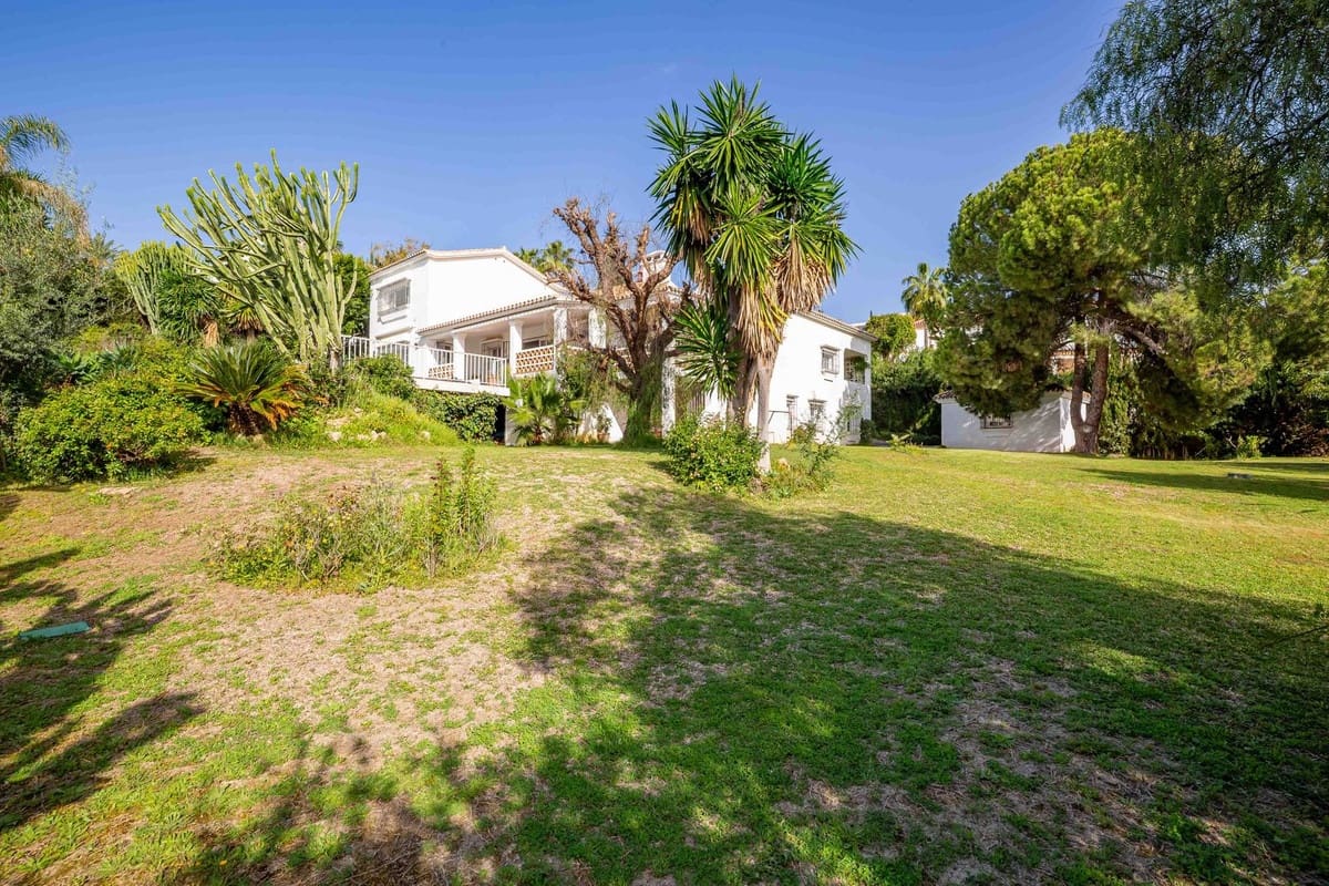 5 bedroom Villa for sale in Benahavis with garage - € 1,750,000 (Ref: 8956116)