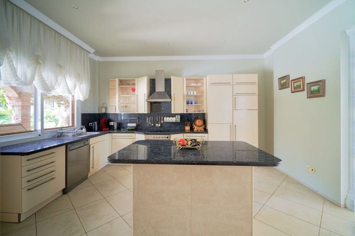 7 soveværelse Villa til salg i Las Chapas med garage - € 2.285.000 (Ref: 8967769)