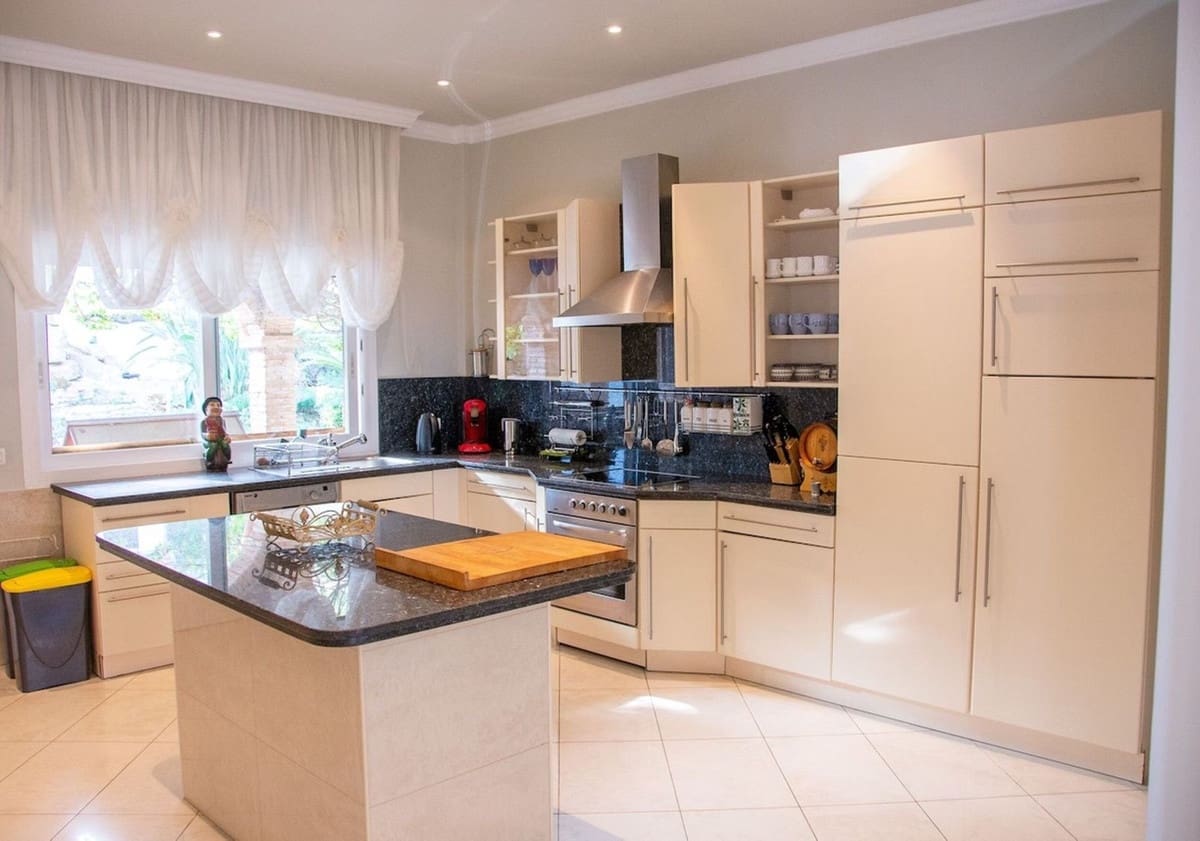 7 soveværelse Villa til salg i Las Chapas med garage - € 2.285.000 (Ref: 8967769)