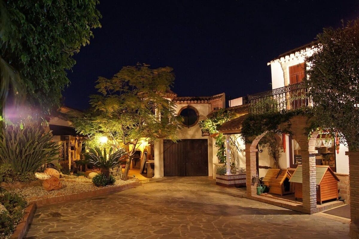 7 soveværelse Villa til salg i Las Chapas med garage - € 2.285.000 (Ref: 8967769)