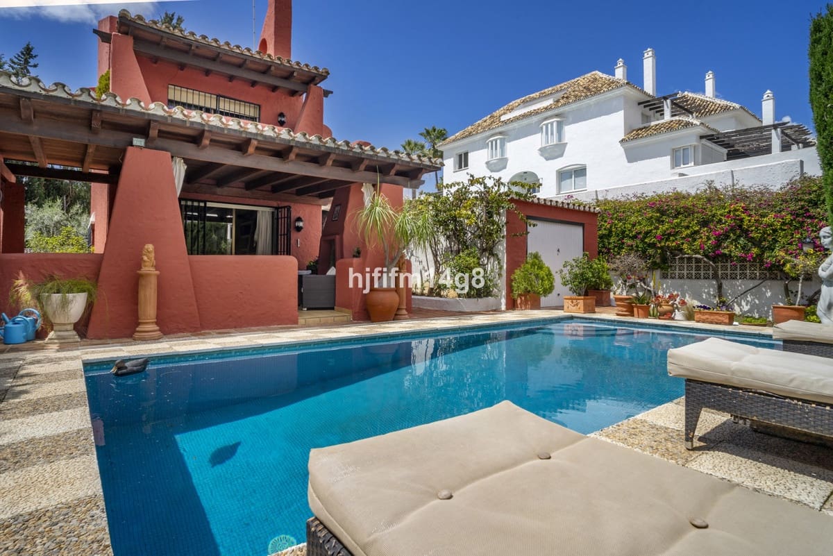 4 bedroom Villa for sale in Nueva Andalucia - € 1,475,000 (Ref: 9010425)