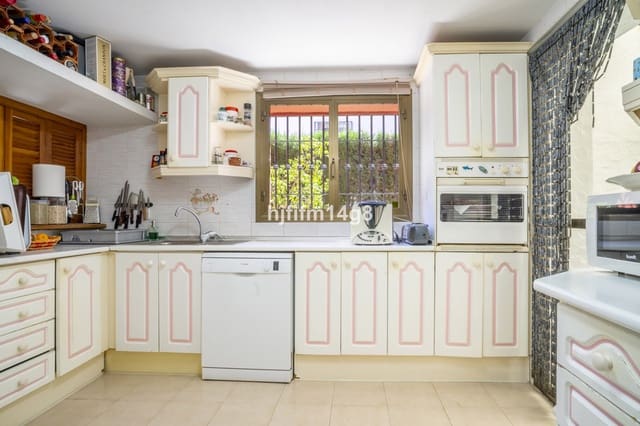 4 bedroom Villa for sale in Nueva Andalucia, Marbella - € 1,475,000 (Ref: 9010425)