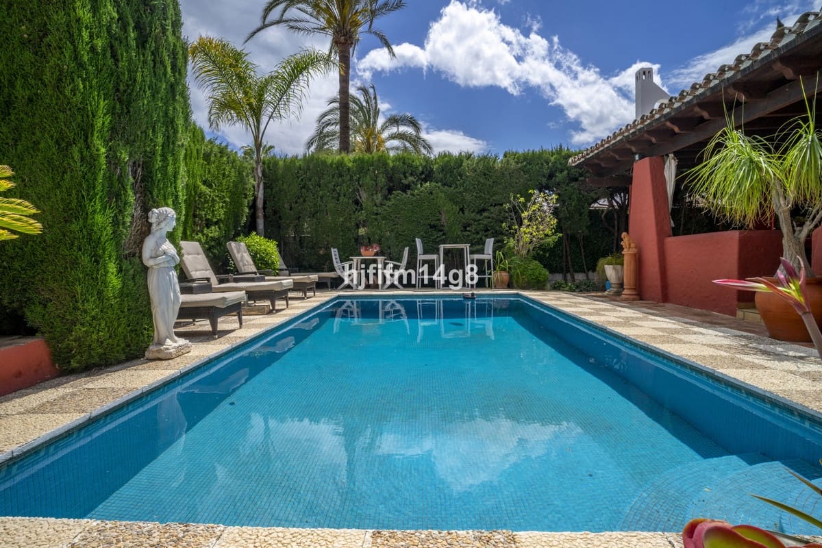 4 bedroom Villa for sale in Nueva Andalucia - € 1,475,000 (Ref: 9010425)