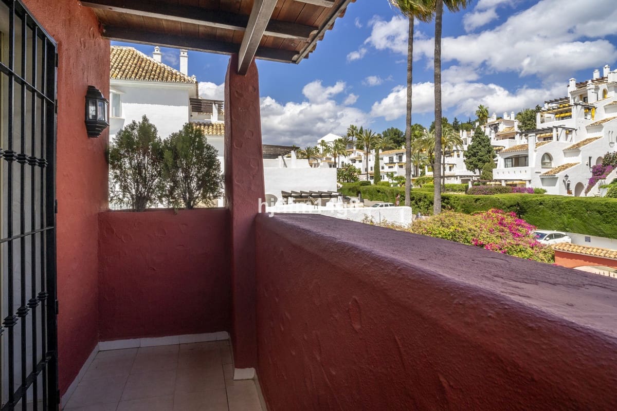4 bedroom Villa for sale in Nueva Andalucia - € 1,475,000 (Ref: 9010425)