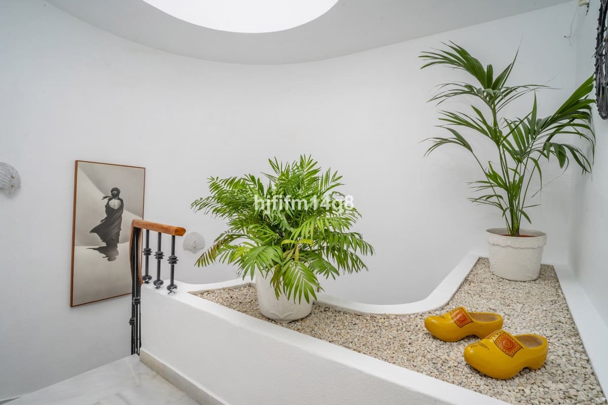 4 bedroom Villa for sale in Nueva Andalucia - € 1,475,000 (Ref: 9010425)
