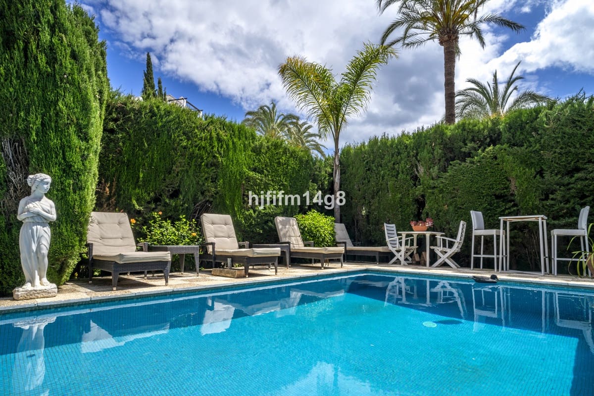 4 bedroom Villa for sale in Nueva Andalucia - € 1,475,000 (Ref: 9010425)